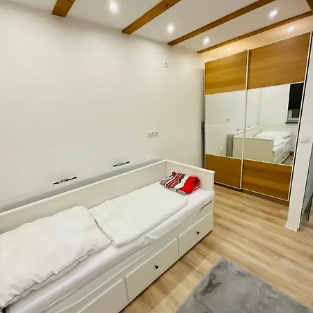 Best Central Apartment - Am Marktplatz - Up To 5 - Next To Frankfurt And Hanau - Coffee And Snacks - Netflix, Prime, Disney Nidderau Exterior photo